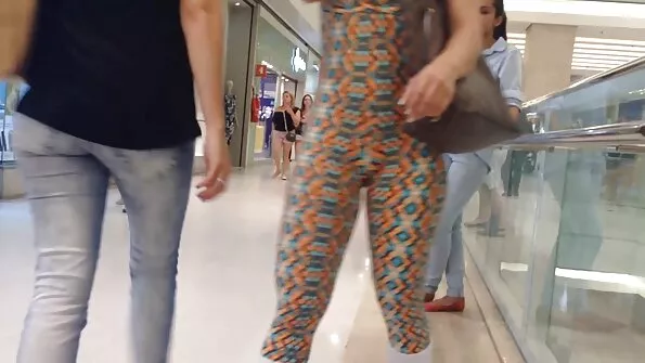 Poisid rammivad oma riistadega prostituuti seks amojani tagumikku.