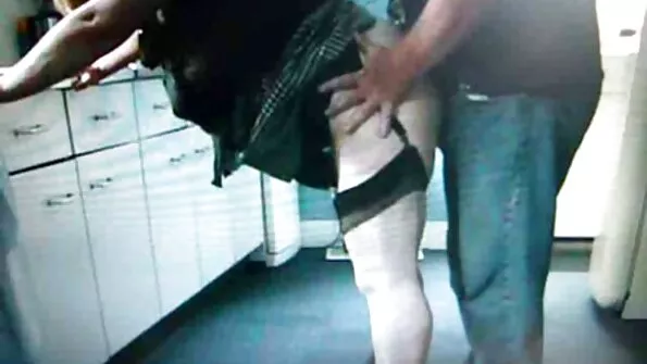 Poiss keppib oma armukesele live porn cam sex kõvasti tagumikku ja teeb ta näkku