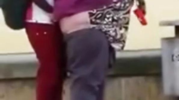 Must mees paneb Aasia seks jordi naise voodis seksuaalset ebaviisakust taluma.