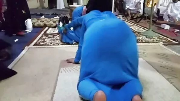 Väikeste rindadega ilus tüdruk porno seks bg kepsleb kiilaka mehega.