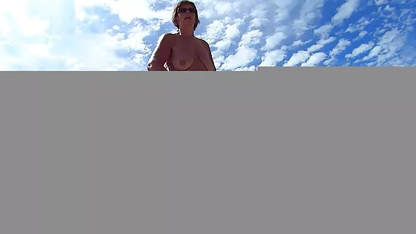 Alasti naine vanni xxx free seks vibraatorit sisestamas.