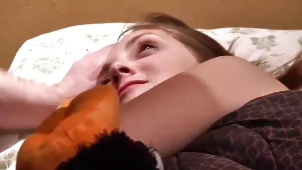 Täis tüdruk õlis hõõrub end seks jordi diivanil.