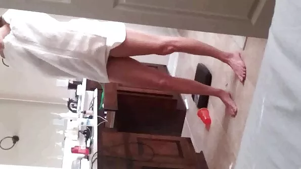 Kitsasilmne tüdruk ajas seks brutal seksuaalvahekorraks jalad laiali.