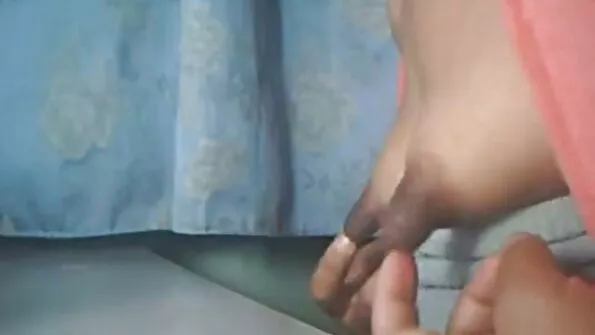Kurvochka cams show sex hüppas välja peenisel ja hüppas jõuliselt.