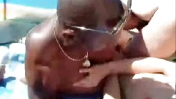 Valgejuukseline beebi istus mehe pikal peenisel. live seks kamera