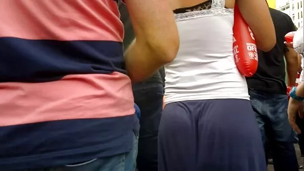 Luksuslik punases kleidis naine andis free gay seks end autos.