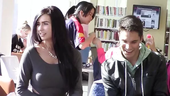 Inimene tungib looduses riistaga pärakusse. xxx free seks