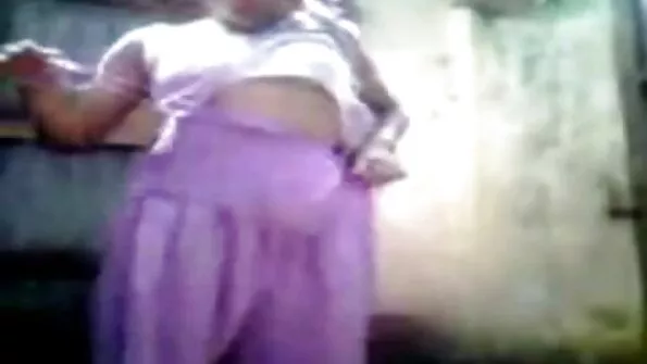 Kiimas mees tõmbas porno seks live oma kleidi üles, et riista sisestada.
