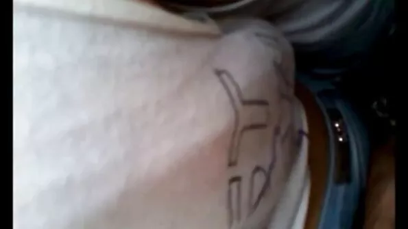 Ümmarguse seks porno jivotni ülespumbatud saagiga neiu andis end pargis pingil üles.