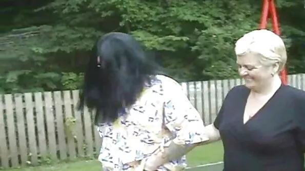 Neegri keppib porno seks vidjo mulatte leegitsevate mustade aukudega.