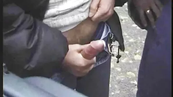 Superkangelane keppis seks khareji agressiivselt hellat tüdrukut rippuma.