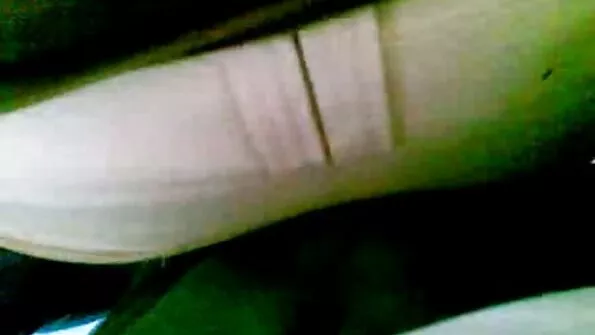 Rinnakas free trio sex küps kurat istub elastsel peenisel.