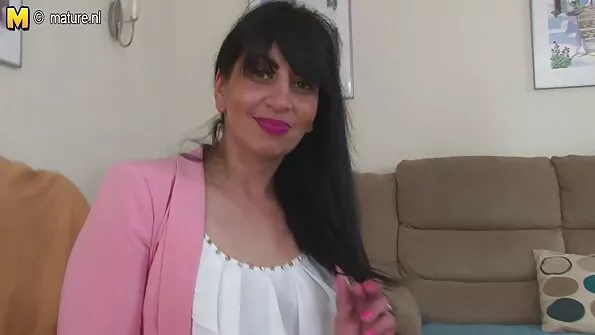 Paks porno rama sex naine suurte rindadega poseerib erootiliselt kaamera ees.