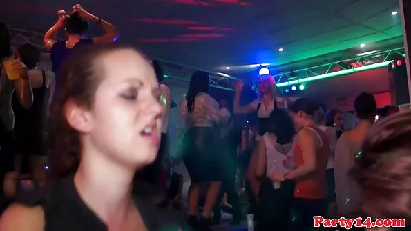 Tüdruk viis video seks gratis kliendi orgasmini, tõmbledes tema otsast ära.