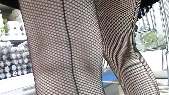 Enesekindel mees rebib liikmega brüneti tupe. video seks gratis