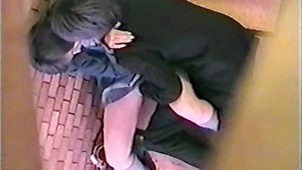 Kümneminutilisel vaheajal persis ta tibu aluspükstes. sex na plazi porno