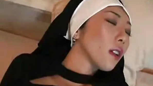 Armas tüdruk annab blowjob ja võtab cum tema pidhi porn nägu.