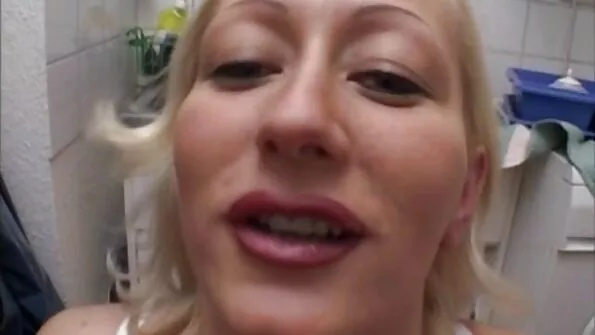 Sõidab karvane vits pikal riistal ja dildol. 18 sek video
