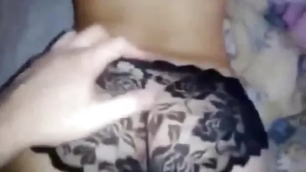 Kurat riietus õues lahti ja seks video gratis hakkas tema raseeritud pilu paitama.