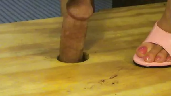 Tüdrukud võtsid püksid jalast, et kiisu sex na plazi porno kallal töötada.