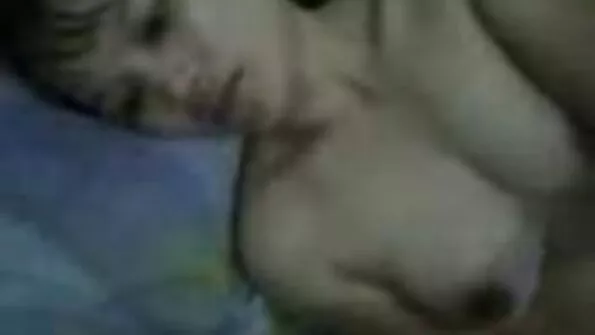 Selili lamav tibu tundis pidhi porn oma raseerimata tagumikul liiget.