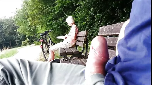 Aus live seks kamera lits keppib mehe ja dildoga.