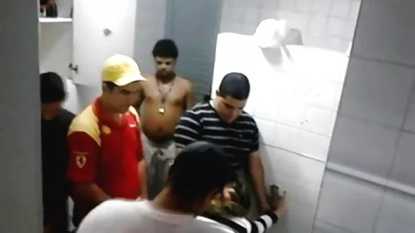 Tüdruk live cams seks ja mees kepsuvad jahil kirglikes poosides.