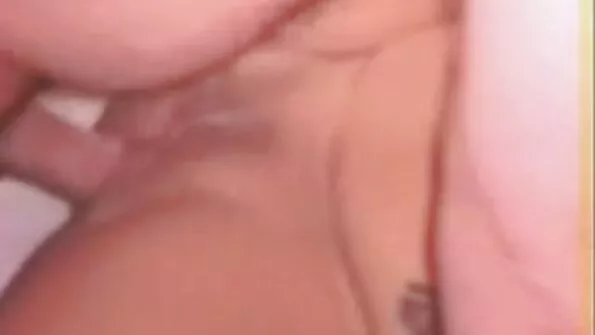 Pretensioonitu seks porno na jivo kutt tõmbas kitsasilmalist tüdrukut.