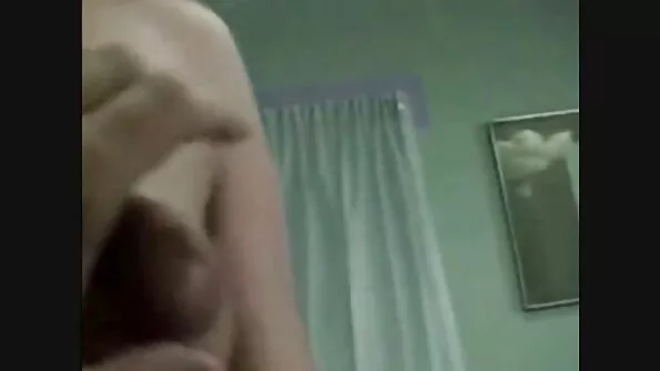 Väikeste rindadega blond seks massge on laual kõvasti.