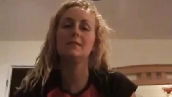 Koduperenaine istub suurel dildol leegitseva vitsaga. free porno seks