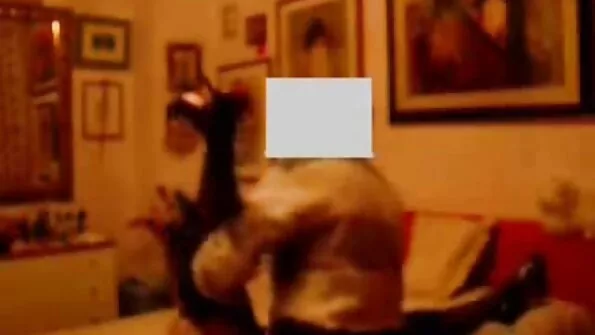 Väsimatu erektsiooniga mees filmis edukalt seksi oma naisega. free live seks