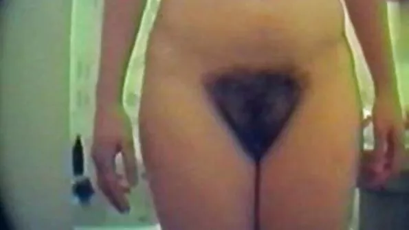 Avameelne sex na plazi porno tibi võtab elutoas riista persse.