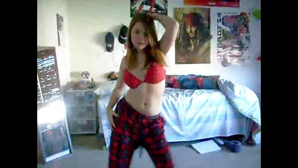 Tibu näitab oma oskusi ja lõbutseb kahe live cams seks mustaga.