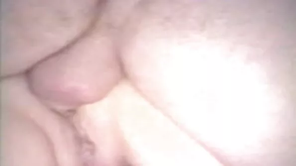 Kauboi lõdvestab dildoga hooletult tibu augud. porno seks jivotni