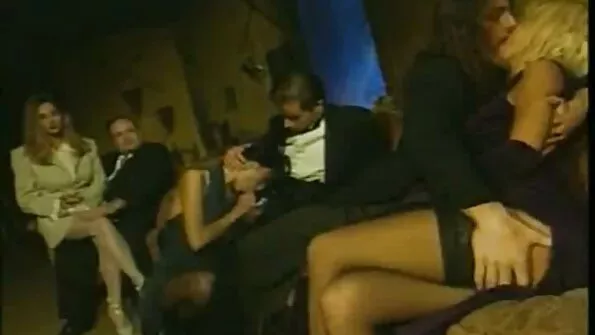 Õpilased keppivad porno seks live pumbatud õpetajaga pirukates.