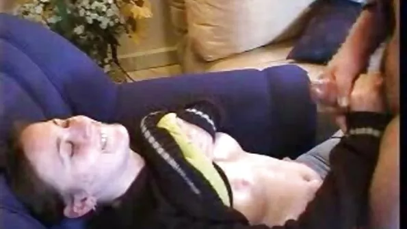 Muljetavaldav nibu masturbeerib seks huge kiisu ja perset dildoga.