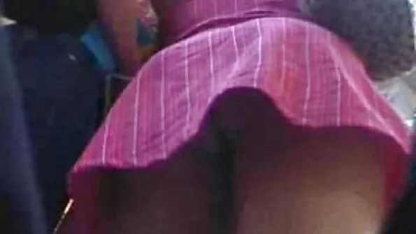 Elastsete rindadega tüdruk naudib seksuaalpartneri peenist. seks gonzo