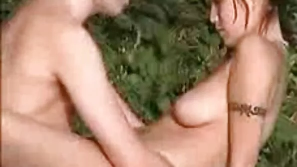 Imeilusa kehaga tibi andis tüübile tagantpoolt kiisu sisse. super video seks