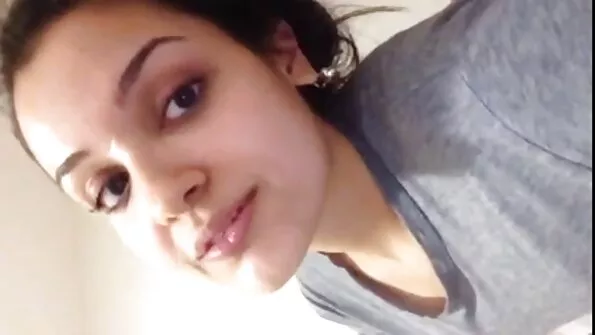 Chubby babe masturbates porno seks vidjo kiisu diivanil.