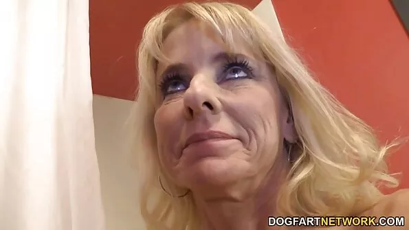 Alasti daam näitas uudishimulikule tüübile live seks kamera uhket rinnapartii.